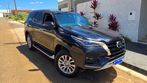 TOYOTA HILUX SW4 2.8 D-4D TURBO DIESEL SRX 7L 4X4 AUTOMÁTICO TOYOTA HILUX SW4 2.8 D-4D TURBO DIESEL SRX 7L 4X4 AUTOMÁTICO